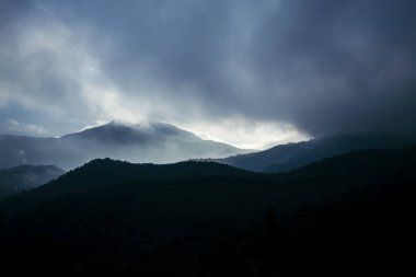 Sisli gündoğumu cennet dağ manzarası üzerinde