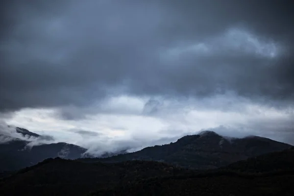 Paisagem Azul Sobre Uma Paisagem Silhueta Montanha — Fotografia de Stock