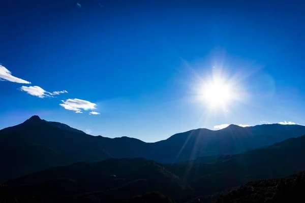 Ήλιο Λάμπει Στερεά Μπλε Ουρανό Πάνω Από Βουνό Σιλουέτες — Φωτογραφία Αρχείου