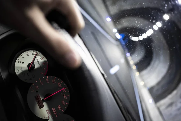 Prędkościomierz Czerwony Deska Rozdzielcza Wewnątrz Kokpitu Samochodu Jazdy Ciemnym Tunelu — Zdjęcie stockowe
