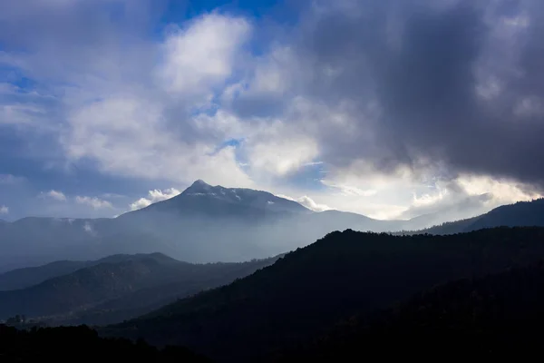 Cloudscape Αυξάνεται Ένα Ομιχλώδες Ορεινό Τοπίο — Φωτογραφία Αρχείου