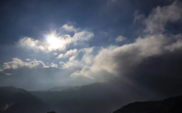 Ήλιο Λάμπει Φωτοβολίδα Πάνω Από Σύννεφα Πρωί Ένα Τοπίο Της — Φωτογραφία Αρχείου