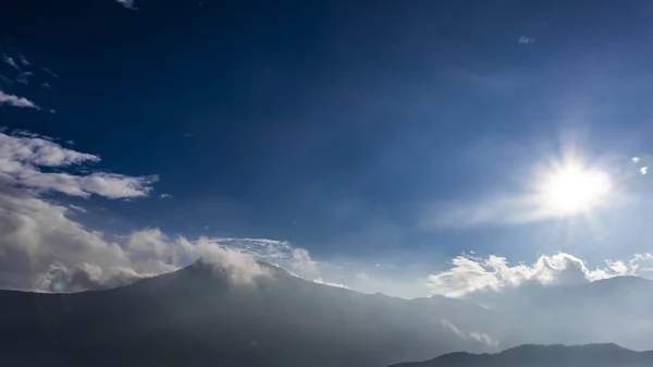 Ήλιο Λάμπει Μια Ομιχλώδη Ανατολή Blu Μια Οροσειρά — Φωτογραφία Αρχείου