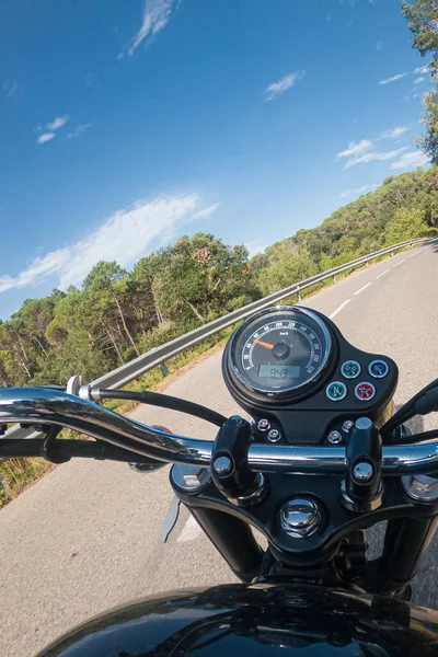 Dönüş Yolunda Hız Göstergesi Olan Eski Siyah Bir Motosiklete Binmek — Stok fotoğraf