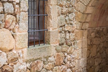 Metal ağ bir kaya duvarında kapalı pencere