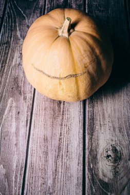 Ahşap bir yüzeyde portakal kabağı çiğ sebze.