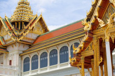 Bangkok, Tayland 'da tarihi bir sarayda altın ve parlak Tayland tavanı.
