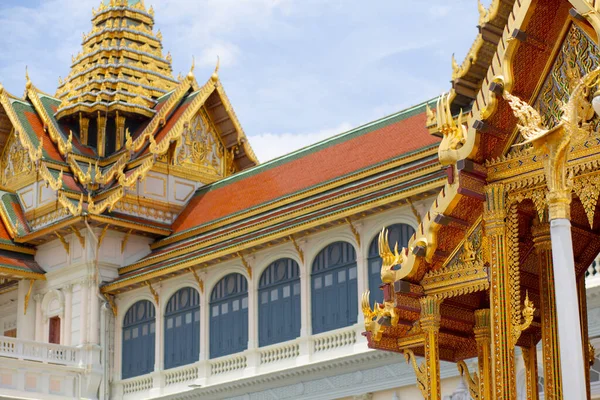Bangkok, Tayland 'da tarihi bir sarayda altın ve parlak Tayland tavanı.
