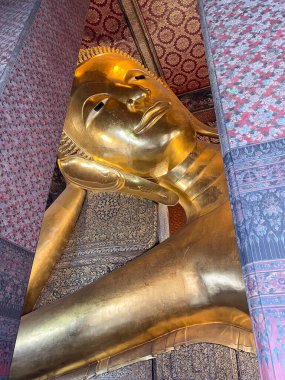Tayland, Bangkok 'ta bir tapınakta büyük altın yalanlar.