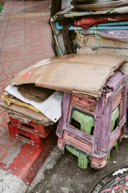 Bangkok, Tayland 'da bir marketin köşesinde eski ve kirli plastik koltuklar.