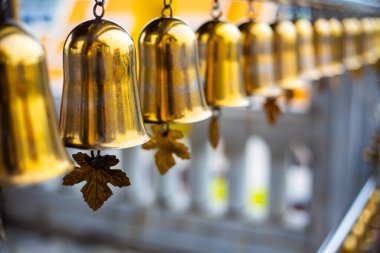 Bangkok, Tayland 'da bir Budist tapınağında arka arkaya birçok altın çan çalındı.