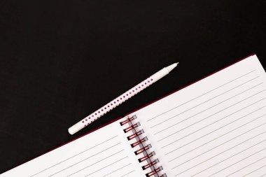 Kavram okula geri döndü. Kırtasiye - boş açık not defteri ve tebeşir üzerinde kalem, yakın.