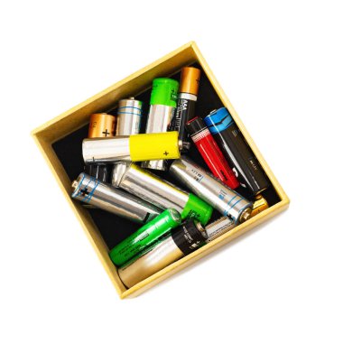 Bir kutuda kullanılan Aa piller, beyaz bir arka plan üzerinde çevre ve toprak için toksik maddelerin uygun bertaraf ve geri dönüşümü için hazırdır. Tehlikeli ve geri dönüştürülebilir maddelerin işlenmesi.