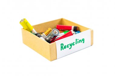 Bir kutuda kullanılan Aa piller, beyaz bir arka plan üzerinde çevre ve toprak için toksik maddelerin uygun bertaraf ve geri dönüşümü için hazırdır. Tehlikeli ve geri dönüştürülebilir maddelerin işlenmesi.