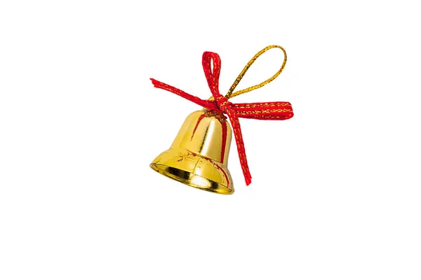 Spielzeug für die Weihnachtsbaumzweige in Form einer goldenen Glocke mit roter Satinschleife und einer Schlaufe aus glänzendem Faden zum Aufhängen, isolieren — Stockfoto