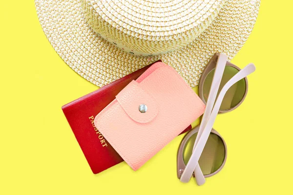 太阳镜和带粉色皮包的游乐设施 暑假背景 旅游理念 黄色背景 — 图库照片