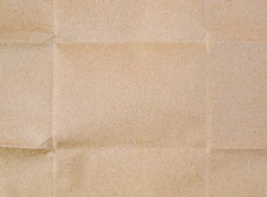Buruşuk çizgiler ve gölgelerle bej ambalaj kağıtlarının yüzeyi. Geri dönüştürülmüş materyalden atık kavramı, arkaplan, kopyalama alanı olmayan, katlanmış desenli, boş doku sayfası.