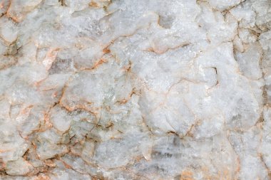 Kırmızı lekeli hafif mermer yüzeyi. Ham taş, doğal malzeme, güzel kaya dokusu. Soyut arkaplan.