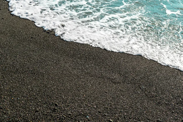 Grunt Vulkanisk Svart Sandstrand Och Småsten Blå Vattenvågor Och Vitt — Stockfoto