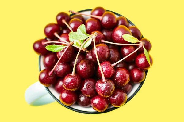 Close Fresh Red Ripe Cherry Sprigs Leaves Rustic Mug Top — Stock Photo, Image