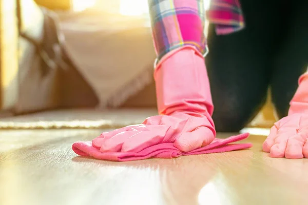 Close Hand Van Een Jonge Vrouw Een Roze Rubberen Handschoen — Stockfoto