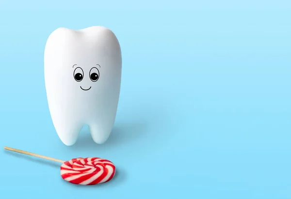 コピースペース付きライトブルーの背景に顔とキャンディで楽しいおもちゃの白い歯 口腔衛生 歯科クリニックの歯科ケアコンセプト 美しい医療カード ポスターのためのかわいい文字 スペースのコピー — ストック写真