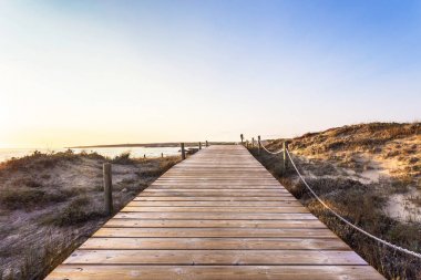 Akdeniz 'de Formentera Adası 'nda plaj yolu, Balearic Adası. Bu pastoral ada Ibiza Adası önünde duruyor UNESCO Dünya Mirası ilan edildi. Dünyaca ünlü ses ıllettes en iyi plajlardan biri olarak kabul