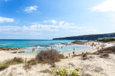 Akdeniz 'de Formentera Adası 'nda zümrüt rengi kıyı şeridi Plajı, Balearic Adası. Bu pastoral ada Ibiza Adası önünde duruyor UNESCO Dünya Mirası ilan edildi. Dünyaca ünlü ses ıllettes en iyi plajlardan biri olarak kabul