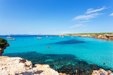 Yüksek görüş açısıyla Cala Saona 'nın pastoral Plajı, Balearic Adaları 'nda Formentera kıyı şeridi, Ispanya