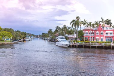 Fort Lauderdale Marina 'da gün batımı. Lüks Yatlar Las Olas Boulevard Waterfront, Florida, USA