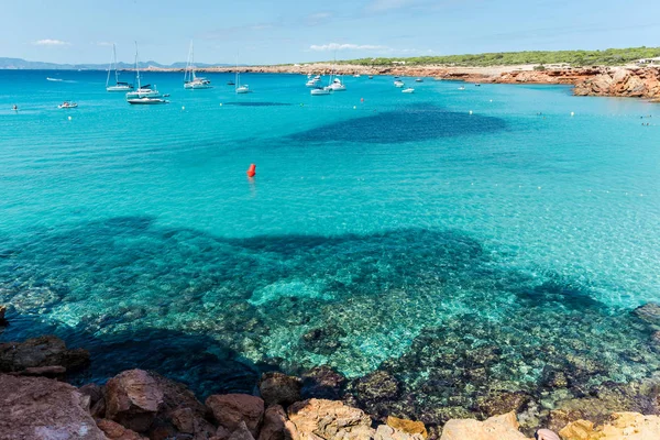 Akdeniz 'de Formentera Adası 'nda zümrüt rengi kıyı şeridi Plajı, Balearic Adası. Bu pastoral ada Ibiza Adası önünde duruyor UNESCO Dünya Mirası ilan edildi. Dünyaca ünlü ses ıllettes en iyi plajlardan biri olarak kabul