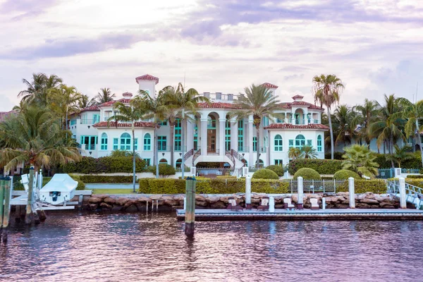 Fort Lauderdale kanalları. Kısaltılmış ft. Lauderdale, geniş ve karmaşık kanal sistemi sayesinde Amerika 'nın Venedik 'i olarak bilinir. Las Olas 'da gün batımı sırasında bulutlu gökyüzüne karşı kanalda demirli Yatlar