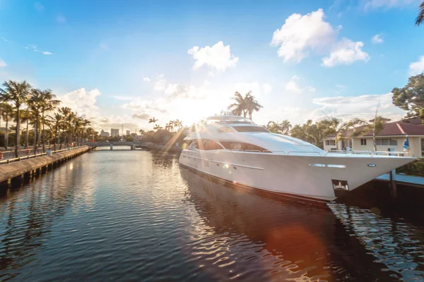 Fort Lauderdale kanalları. Kısaltılmış ft. Lauderdale, geniş ve karmaşık kanal sistemi sayesinde Amerika 'nın Venedik 'i olarak bilinir. Las Olas 'da gün batımı sırasında bulutlu gökyüzüne karşı kanalda demirli Yatlar