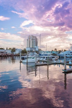 Fort Lauderdale kanalları. Kısaltılmış ft. Lauderdale, geniş ve karmaşık kanal sistemi sayesinde Amerika 'nın Venedik 'i olarak bilinir. Las Olas 'da gün batımı sırasında bulutlu gökyüzüne karşı kanalda demirli Yatlar