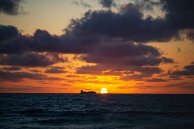 Güneş bir yaz güneşli bir gün, Florida, USA geliyor ile sabah erken saatlerde denizde bir balıkçı gemisi silüeti. South Beach, Miami de Sunsert.