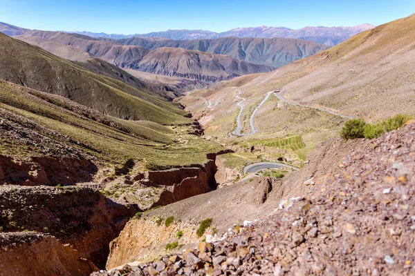 アルゼンチンのユネスコ世界遺産であるジュイ北部の多色の山岳地帯 ケブラダ フマワカの高い眺め — ストック写真