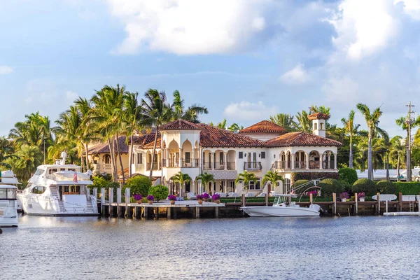  Fort Lauderdale kanallar. Kısaltılmış Ft. Lauderdale Venedik Amerika, onun geniş ve karmaşık kanal sistemi nedeniyle olarak bilinir. Las Olas Bulvarı'ndaki gün batımında kanal bulutlu gökyüzü karşı Yatlar demirli.