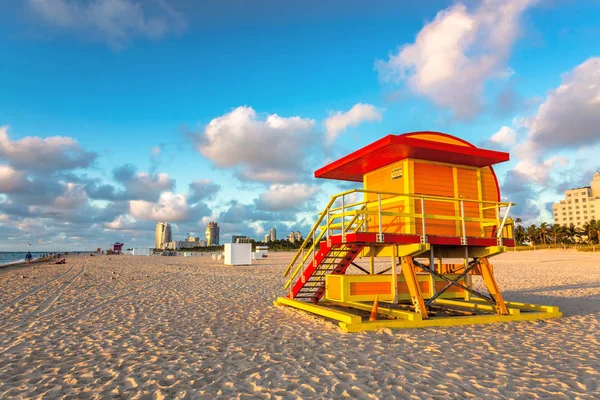 Mångfärgad Och Pulserande Coast Livräddare Beach Tower House Gångavstånd Från Stockbild