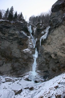 Meiringen yakınındaki Şubat ayında Reichenbach Şelalesi