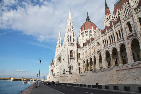 Opbygningen af Budapestparlamentet i efteråret - Stock-foto