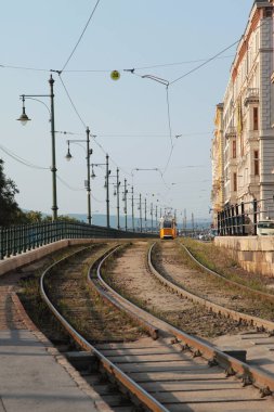 Sarı tramvay ve Budapeşte çıkabilir on rails