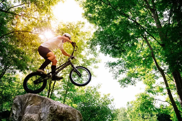 Jovem Atleta Fazendo Truques Sua Bicicleta Teste Uma Rocha Floresta — Fotografia de Stock