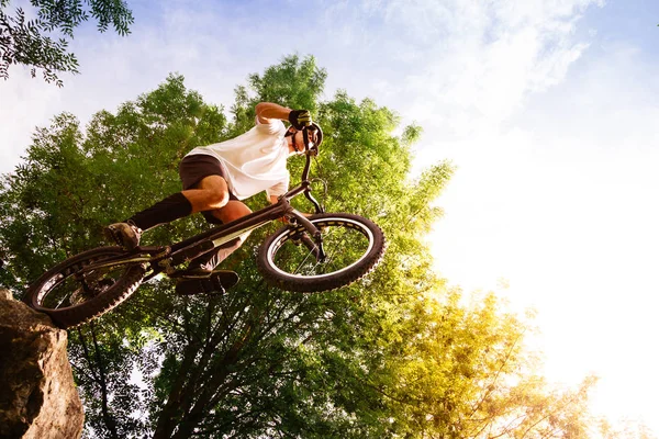 Jovem Ciclista Beira Uma Rocha Prestes Saltar Com Uma Bicicleta — Fotografia de Stock