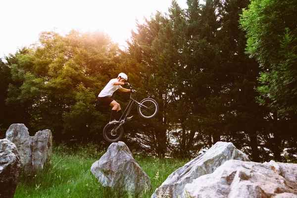 Jovem Ciclista Pulando Com Roda Traseira Uma Bicicleta Experimental Uma — Fotografia de Stock