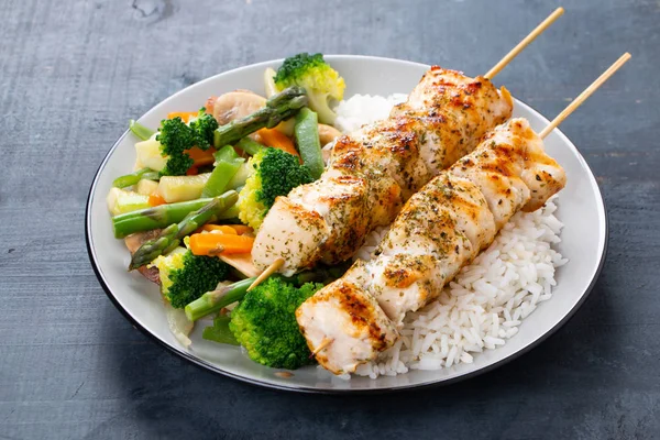 Brochetas Pechuga Pollo Parrilla Con Verduras Vapor Arroz Largo Concepto — Foto de Stock