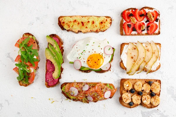 Assortiment Toasts Sains Pour Petit Déjeuner Sur Fond Rustique Blanc — Photo