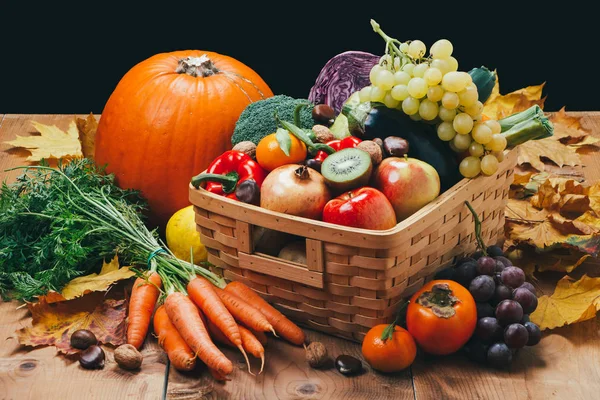 Sortiment Färska Och Mogna Höstens Grönsaker Och Frukter Ett Rustikt — Stockfoto