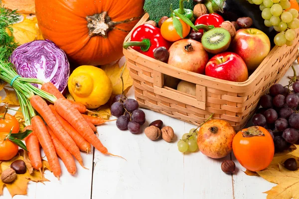 Sortiment Färska Och Mogna Höstens Grönsaker Och Frukter Ett Rustikt — Stockfoto