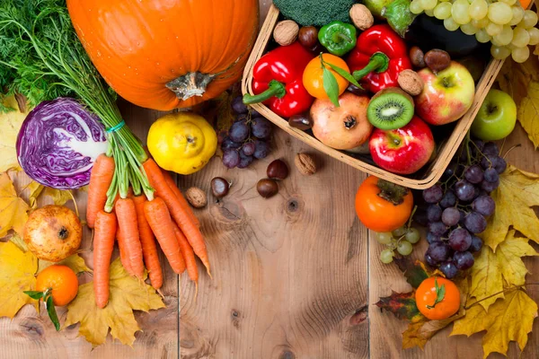 Sortiment Färska Och Mogna Höstens Grönsaker Och Frukter Ett Rustikt — Stockfoto