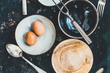 Çanak çömlek ve paslı koyu arka plan üzerinde farklı malzemelerin cuttlery düz yatırın. Gıda tasarım konsepti